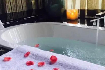 西安阎良区水疗池中的失重冥想：当身体学会漂浮